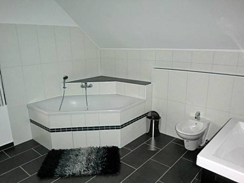 Die große Badewanne im Badezimmer