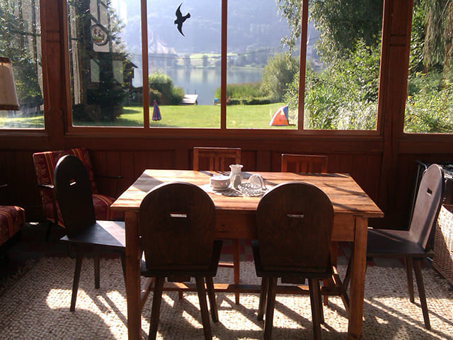 Der Essplatz auf der Veranda der Villa